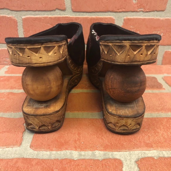 Vintage Carved Wedge Platforms - Picture 4 of 7